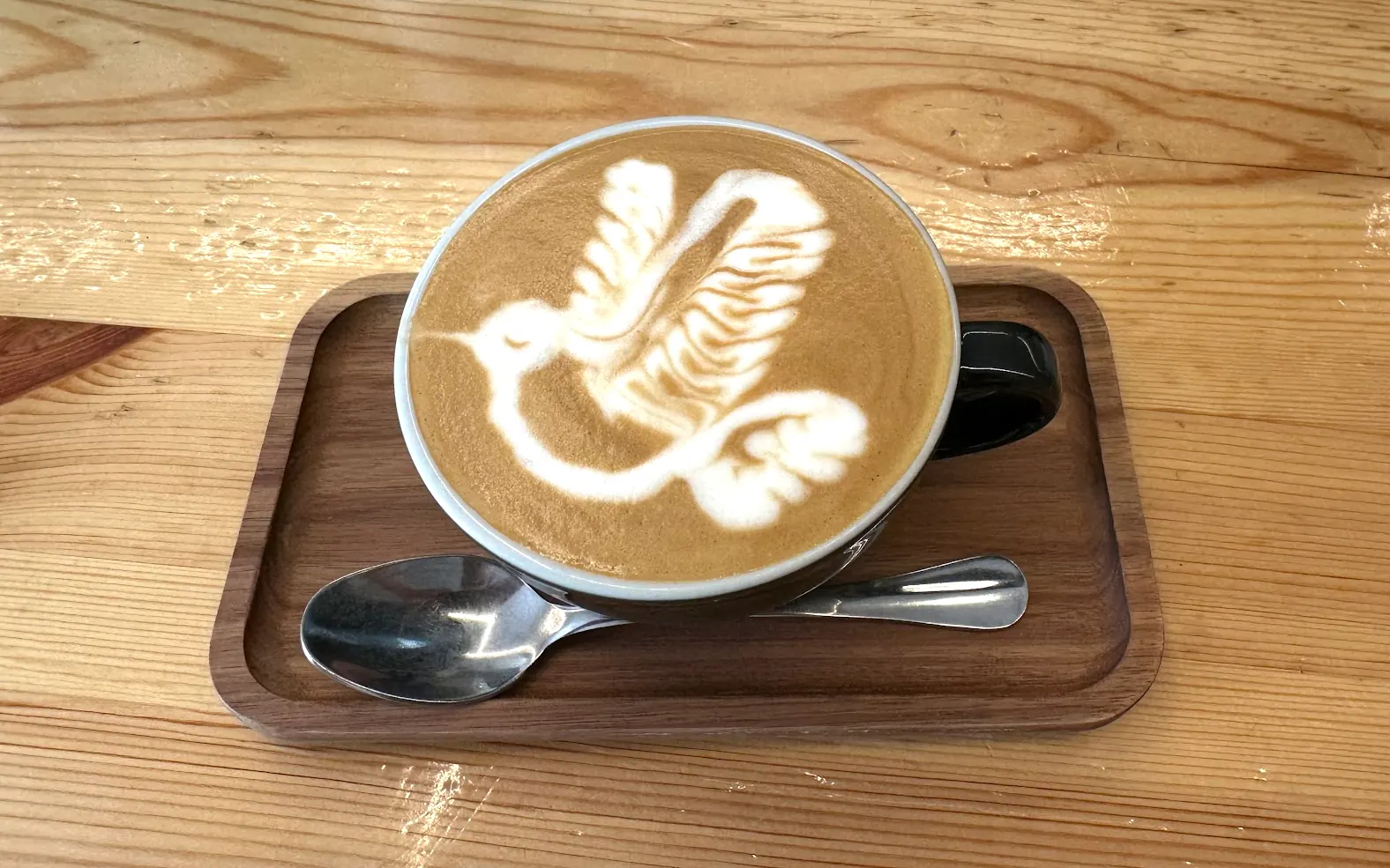 Latte art dun paxaro nunha cunca de Bruma Roasting, Santiago de Compostela
